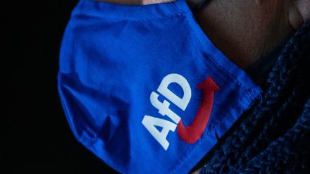 Eine Maske mit dem Logo der AfD