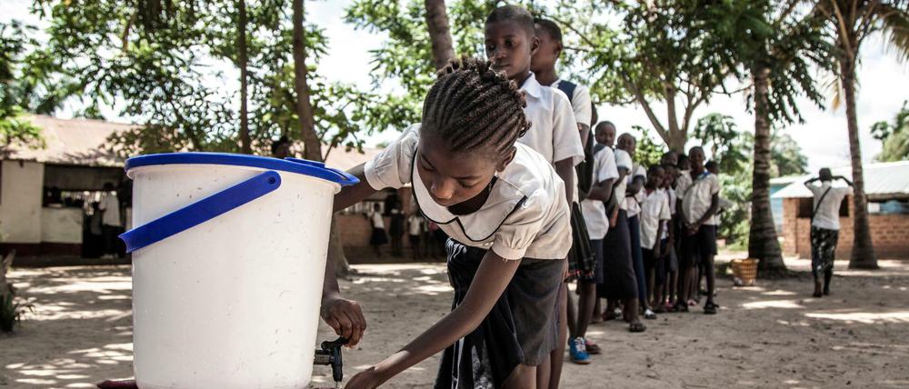 Händewaschen vor dem Unterricht. Diese Kinder im Kongo haben wenigstens Wasser, Millionen Afrikaner verfügen noch nicht einmal über diese Möglichkeit der einfachsten Hygiene. 