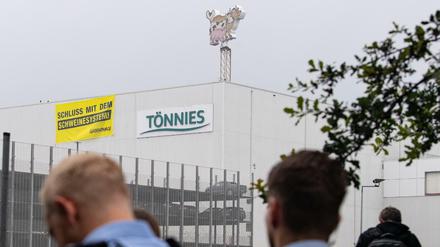 Protest gegen die Fleischindustrie am Tönnies-Hauptwerk in Rhea-Wiedenbrück am 16. Juli 2020