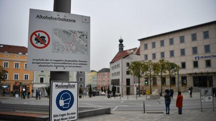 In Passau weisen Schilder auf die bestehende Alkoholverbotszone und die Maskenpflicht in Passau hin.