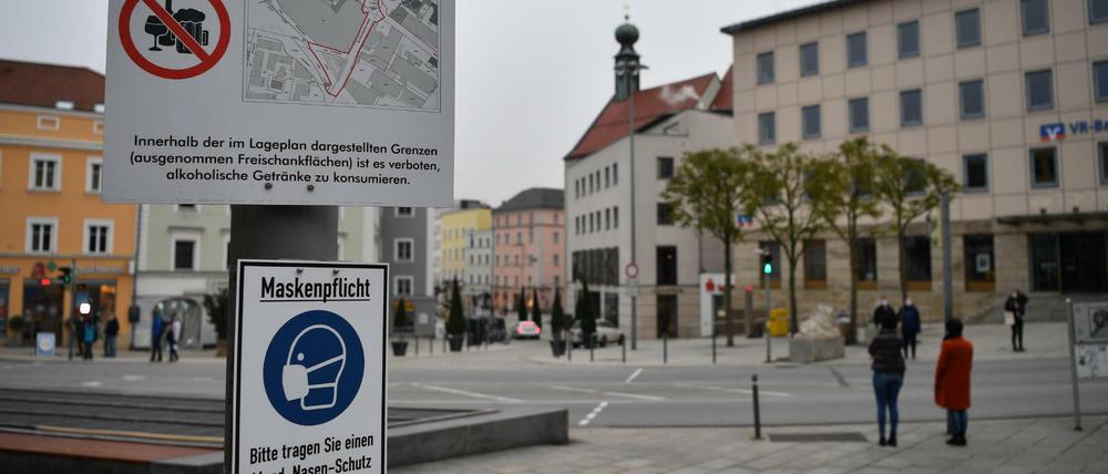 In Passau weisen Schilder auf die bestehende Alkoholverbotszone und die Maskenpflicht in Passau hin.
