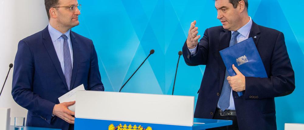 Bundesgesundheitsminister Jens Spahn (l, CDU) berät mit Markus Söder (CSU), Ministerpräsident von Bayern, die nächsten Schritte in der Corona-Krise.