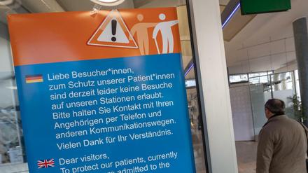 1Ein Hinweisschild, das über das Besuchsverbot auf den Stationen in einer Klinik in Bayern informiert.