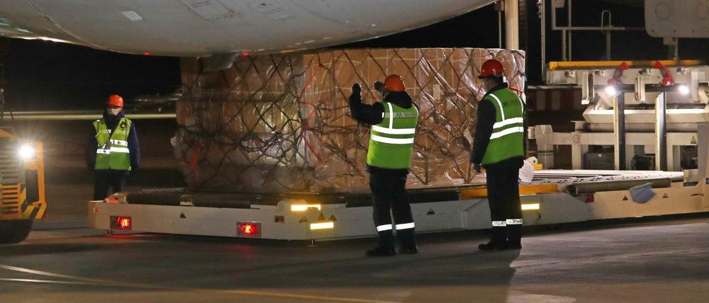 Solidarität aus Eigennutz? Arbeiter im belorussischen Minsk entladen ein Flugzeug mit medizinischen Hilfsgütern aus China.