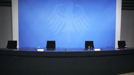Leere Stühle stehen vor dem Beginn einer Pressekonferenz mit Bundeskanzlerin Merkel (CDU) im Kanzleramt.