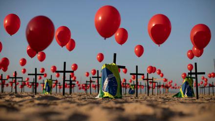  Die Nichtregierungsorganisation ´Rio de Paz» platzierte zum Gedenken der Opfer der Covid-19-Pandemie 1000 rote Luftballons und 100 Kreuze am Strand der Copacabana. 