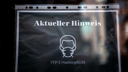 Ein Schild an einem Restaurant informiert über die FFP-2 Maskenpflicht. 