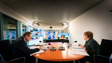 Die damalige Bundeskanzlerin Angela Merkel (CDU) und der frühere Regierende Bürgermeister von Berlin Michael Müller bei einer Videokonferenz im Kanzleramt Anfang 2021