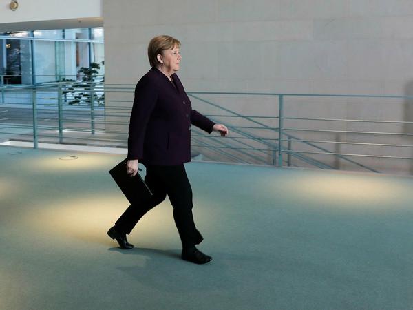 Bundeskanzlerin Angela Merkel (CDU) geht im Kanzleramt zu einem Termin für ein Statement über den Coronavirus-Ausbruch und die Maßnahmen der Bundesregierung zur Eindämmung des Virus.