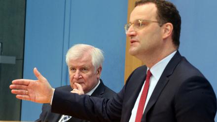 Jens Spahn (r, CDU), Bundesgesundheitsminister, und Horst Seehofer (CSU), Bundesinnenminister
