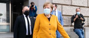 Bundeskanzlerin Angela Merkel (CDU) verlässt das Gebäude, nachdem sie zu den Abgeordneten des Bundestags bei der Regierungsbefragung gesprochen hat. Ein Hauptthema sind die Oster- und Lockdown-Beschlüsse der Bund-Länder-Konferenz zu der Corona-Pandemie.
