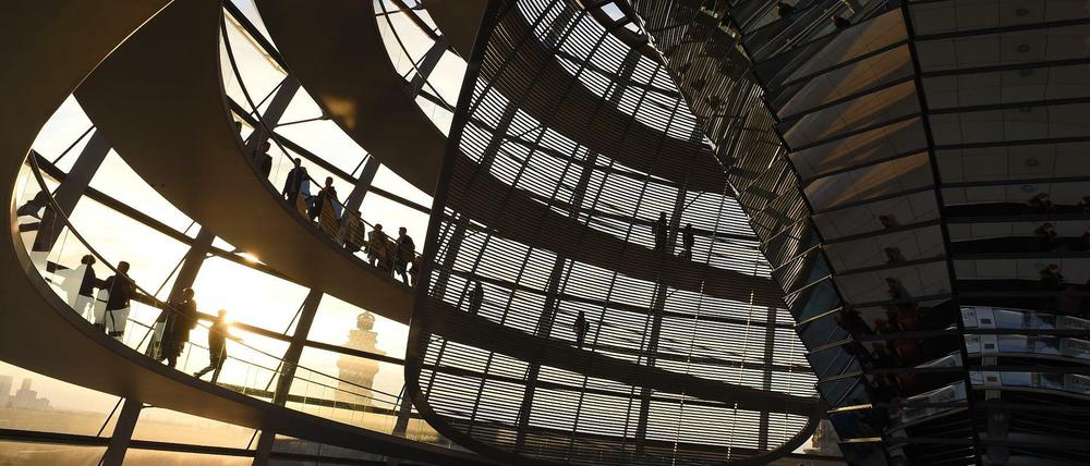 Mehr Transparenz für den Bundestag: Künftig sollen Lobbyisten offenlegen, für wen sie arbeiten. 