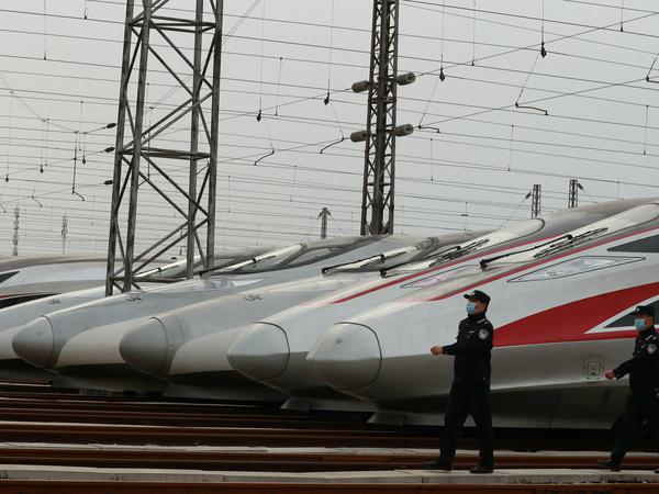 Noch stehen die Hochgeschwindigkeitszügen in Wuhan im Depot. Am Mittwoch soll der Betrieb wieder aufgenommen werden.