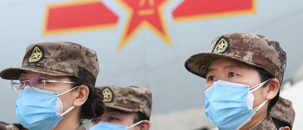 Militärisches Sanitätspersonal am Flughafen von Wuhan.