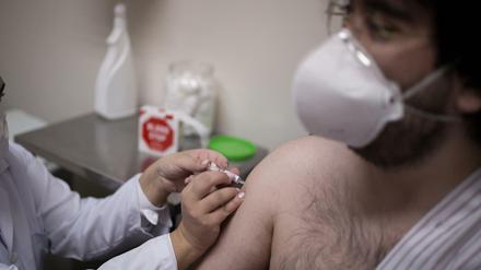 Ein Freiwilliger lässt sich in Brasilien mit einem Corona-Impfstoff des chinesischen Pharmakonzerns Sinovac impfen. 