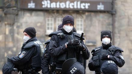 Sächsische Polizisten in Chemnitz. Kann man in ihre Köpfe gucken?