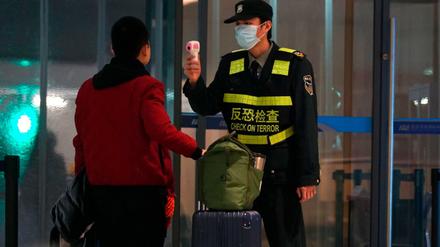 Nur noch Chinesen dürfen nach China einreisen - hier ein Archivfoto einer Temperaturkontrolle auf dem Flughafen von Wuhan. 
