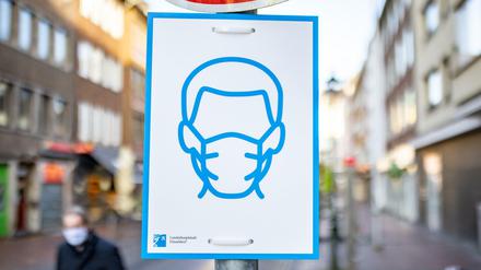 Ein Schild mit dem Symbol für Maskenpflicht in Düsseldorf.