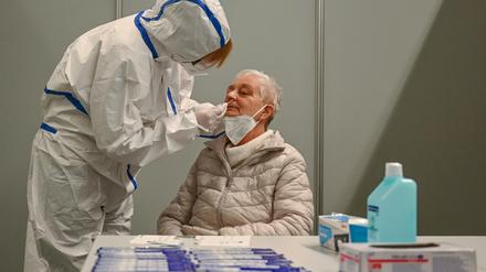 Ein Mann in Frankfurt Oder wird auf das Coronavirus getestet.