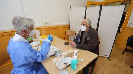 Dass viele ältere Menschen schon geimpft sind, hat bereits Auswirkungen auf die Neuinfektionen.