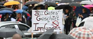 Viele Corona-Verschwörungsmythen richten sich gegen Bill Gates, wie hier auf einer Demo am 09.05.2020 in Frankfurt am Main.