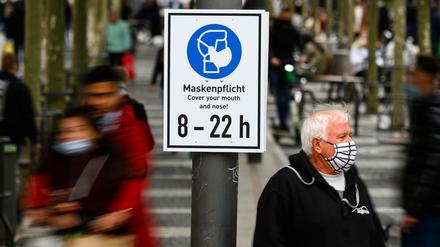 Hinweisschild zur Maskenpflicht auf der Einkaufsstraße Zeil in Frankfurt/Main