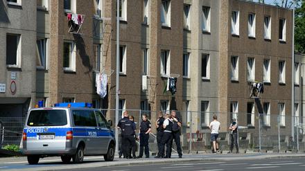 Die Polizei sichert die Quarantäne in einem Wohnkomplex in Göttingen.