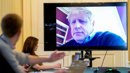 Der britische Premier Boris Johnson per Video bei einer Besprechung mit Mitarbeitern 