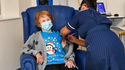Die 90-jährige Margaret Keenan bekam als Erste die Corona-Impfung in Großbritannien.