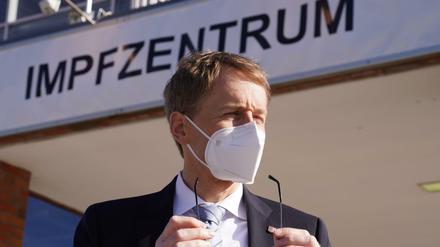 Daniel Günther (CDU), Ministerpräsident von Schleswig-Holsteins, steht vor dem Impfzentrum Husum.