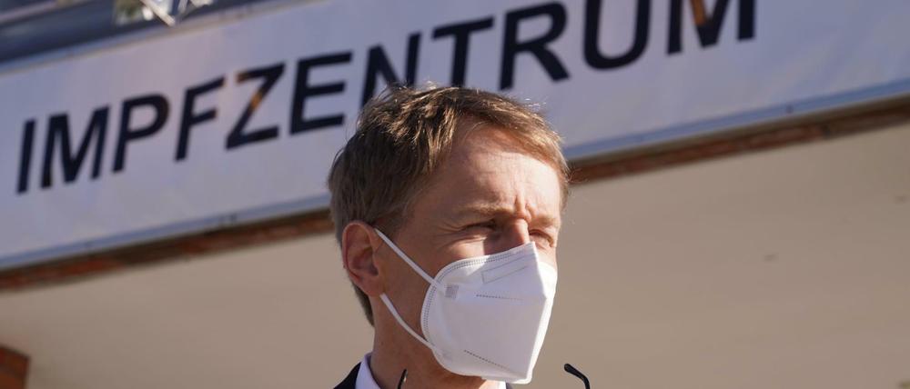 Daniel Günther (CDU), Ministerpräsident von Schleswig-Holsteins, steht vor dem Impfzentrum Husum.