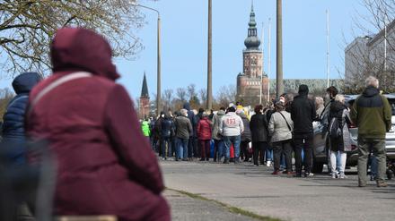 Hunderte Menschen warten vor dem Impfzentrum des Landkreises Vorpommern-Greifswald.