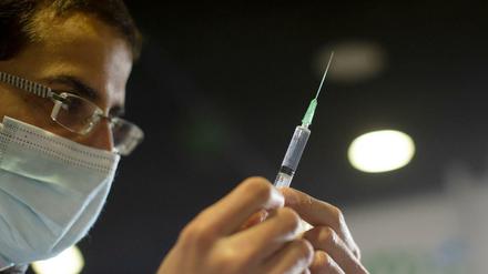 Ein Mitarbeiterin des Gesundheitswesens in Israel bereitet eine Spritze für eine Impfung gegen das Coronavirus vor.