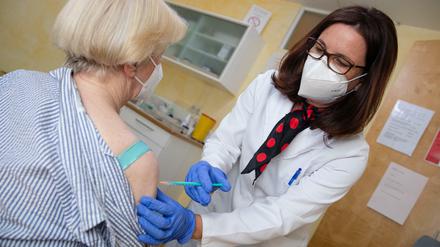 In einigen Ländern ist die Impfpriorisierung beim Hausarzt bereits aufgehoben worden.