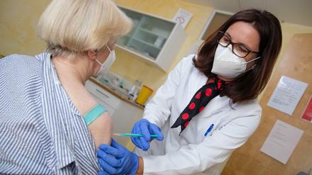 Die deutsche Impfkampagne nimmt durch Arztpraxen mächtig an Fahrt auf.