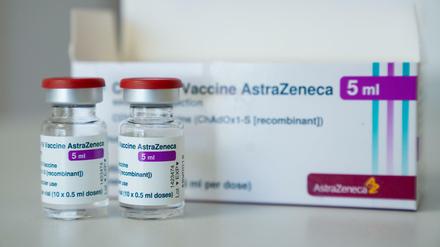 In einer Hausarztpraxis stehen Ampullen des Corona-Impfstoffs von Astrazeneca auf einem Tisch. 