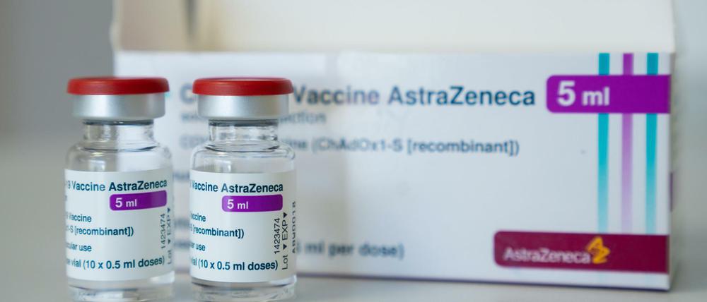 In einer Hausarztpraxis stehen Ampullen des Corona-Impfstoffs von Astrazeneca auf einem Tisch. 