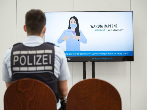 Polizei- und Ordnungskräfte, die im Einsatz einem erhöhten Infektionsrisiko ausgesetzt sind, können sich in Baden-Württemberg mit dem Impfstoff von AstraZeneca impfen lassen.
