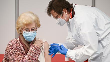 Eine wird im Impfzentrum in Hessen geimpft. 