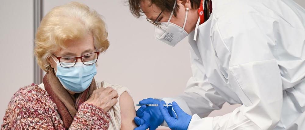 Eine wird im Impfzentrum in Hessen geimpft. 