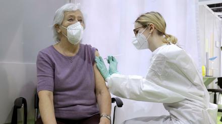 Für Menschen über 65 ist der Impfstoff AstraZeneca bislang nicht zugelassen.