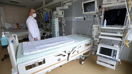 In zwei oder drei Monaten sei es möglich, die Zahl der Betten um bis zu 20 Prozent aufzustocken, sagt der Präsident der Krankenhausgesellschaft. 