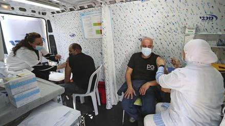 Impfungen in Tel Aviv in einem speziell ausgestatteten Transporter