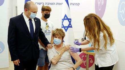 Premier Naftali Bennett begleitet seine Mutter Mirna zum dritten Impftermin. geben.