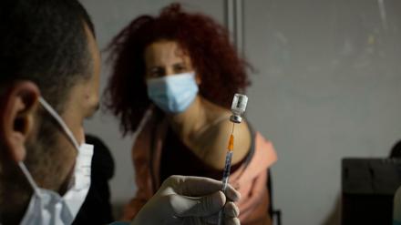 Eine medizinische Fachkraft in Jerusalem bereitet eine Impfung vor. 