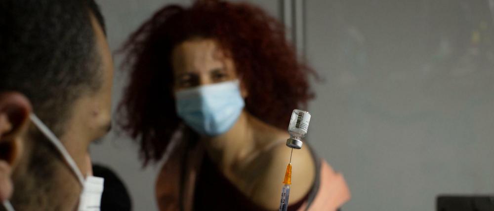 Eine medizinische Fachkraft in Jerusalem bereitet eine Impfung vor. 