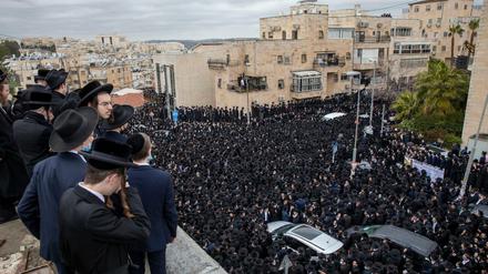 15 000 Strenggläubige versammelten sich zur Beerdigung eines Rabbis.