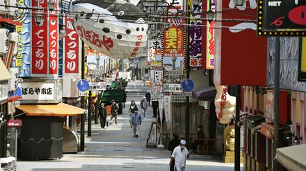 Nur wenige Menschen waren am Mittwoch im Vergnügungsviertel Shinsekai in Osaka unterwegs.