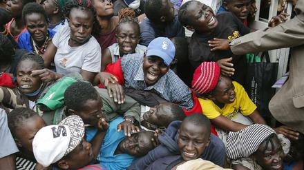 Kampf um die Verteilung von Nahrungsmitteln. Bewohner der kenianischen Hauptstadt Nairobi in der Coronakrise (April 2020). 