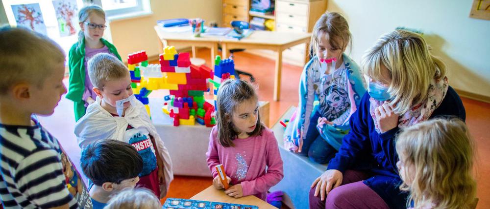 Rückkehr zur Normalität: Eine Erzieherin spielt mit den Kinder der Vorschulgruppe in einer Kindertagesstätte (hier in Schwerin). 